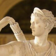 Татьяна Устинова «Серьга Артемиды»