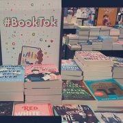 Книжные тренды в TikTok: какие книги чаще всего встречаются в соцсети?