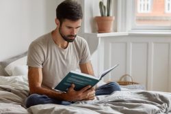 Книги, которые помогут отвлечься от новостей и стресса