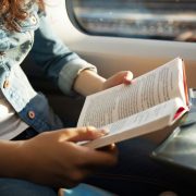 Что почитать в дороге: книги, которые не дают заскучать