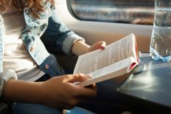 Что почитать в дороге: книги, которые не дают заскучать